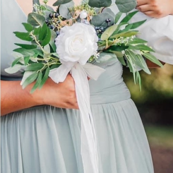Set of 4 Bridesmaid Bouquets (white & sage) - Picture 3 of 5